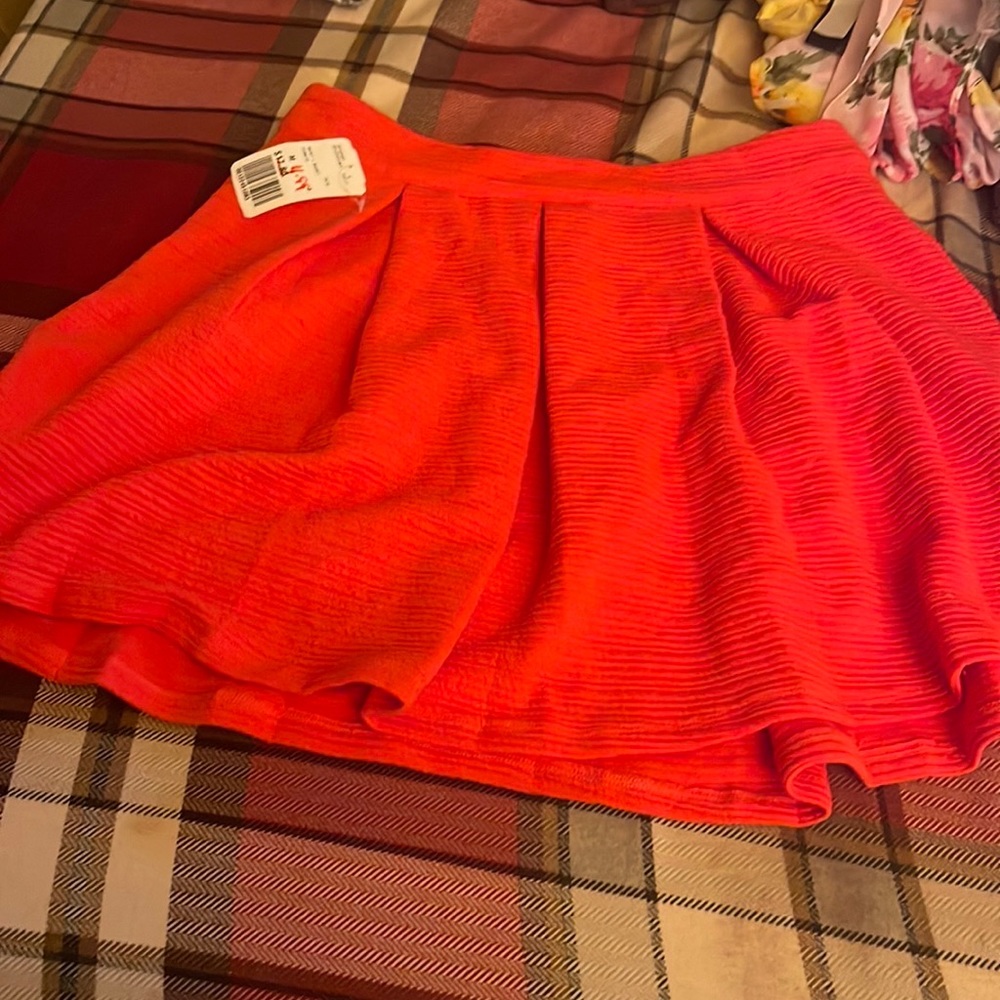 Is a short color like tomato